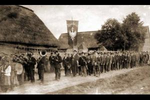 Alojzy Szulc z sztandarem "Tobie Polsko" 3 maja 1920 r.