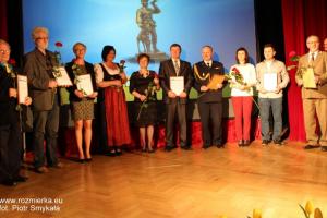 Listy Gratulacyjne i kwiaty odbierają nominowani do nagrody Laura Strzeleckiego