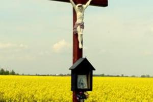 Udekorowany krzyż drewniany na Podborzanach w dniu kanonizacji 