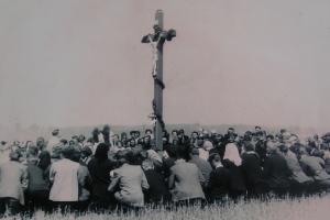 Krzyż na Pasterniku. Nabożeństwo odprawiane przez ks. Alojzego Budnioka z udziałem licznych wiernych. Lata 60-te XX wieku. 