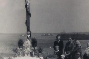 Poświęcony nowy drewniany krzyż na Pasterniku. Lata 60-te XX wieku. 