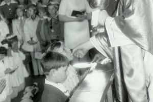 ks. Alojzy Budniok (1923 - 1975) podczas uroczystości I Komunii Świętej w 1974 r. 