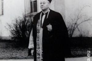 ks. Franz Kurtz (1903 - 1966) przed kościołem w Rozmierzy 