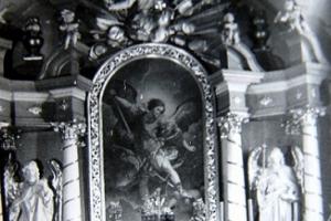 Ołtarz w kościele w Rozmierzy