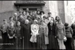 Uczestnicy pielgrzymki do Barda Śląskiego z ks. Emanuelem Kostką - rok 1978