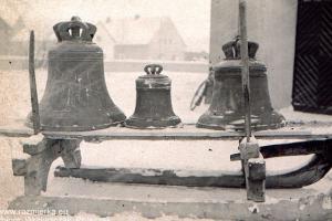 Zdemontowane trzy dzwony - luty 1942 r. 