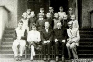 Od lewej siedzą: Stefan Świtała, Mieczysława Świtała, Mieczysław Chojnacki, ks. Alojzy Budniok 